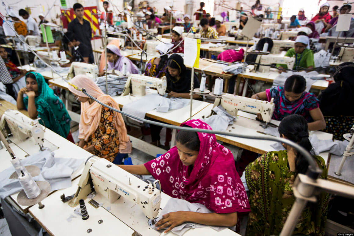 Ruhagyári dolgozók fast fashion termékeket varrnak