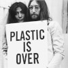 Yoko Ono és John Lennon 
"Plastic is over" 
A műanyagnak vége van 